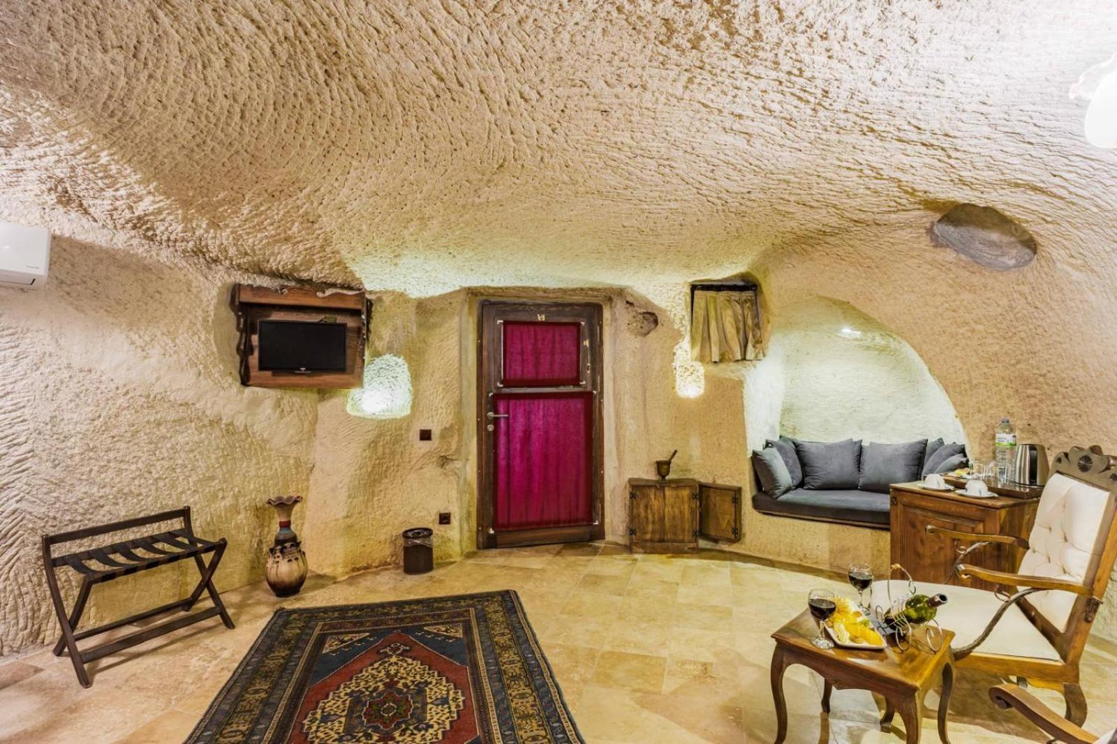 Phocas Cave 2*